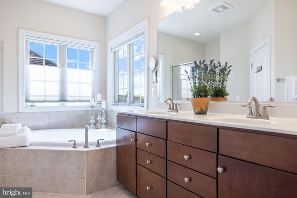 Bathroom, Dual Sink Vanities, Interior, Recessed Lighting