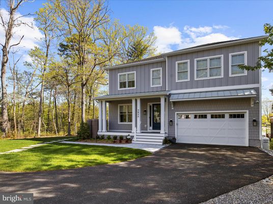 Attached, Exterior, Facade, Split Level