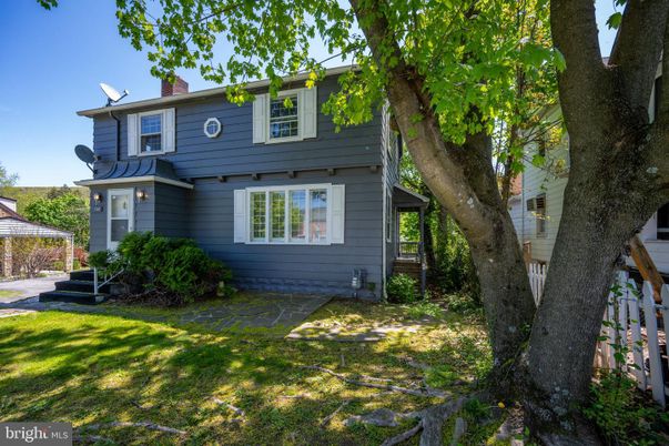 Exterior, Facade, American Foursquare