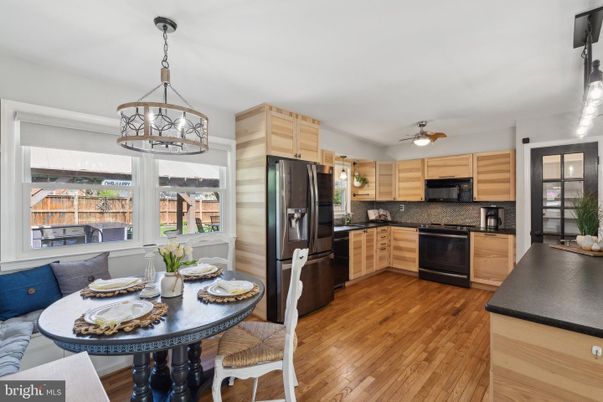 Dining room, Interior, Kitchen, Pendant Lights, Stainless Steel Appliances, Wood Texture Flooring