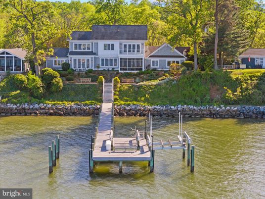 Exterior, Lake