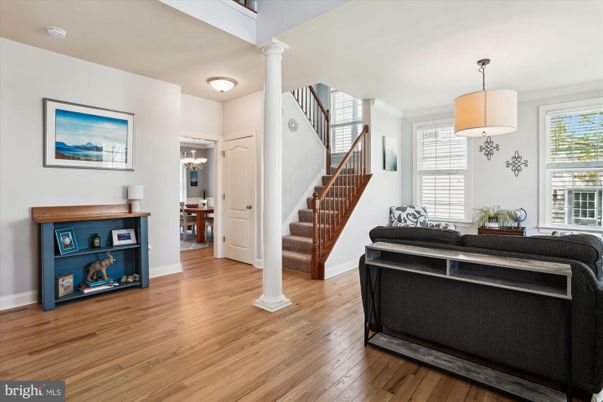 Interior, Pendant Lights, Wood Texture Flooring