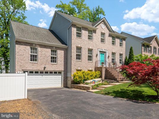 Attached, Exterior, Facade, Brick Facade, Georgian