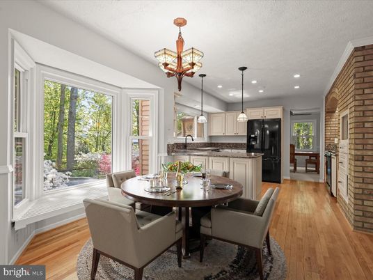 Chandelier, Dining room, Interior, Kitchen, Pendant Lights, Recessed Lighting, Stone Walls, Wood Texture Flooring