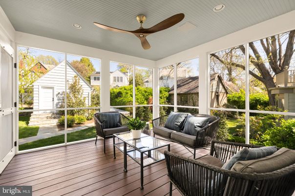 Interior, Living room, Recessed Lighting, Sun Room, Wood Texture Flooring