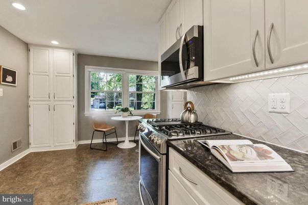 Dining room, Interior, Kitchen, Recessed Lighting, Stainless Steel Appliances
