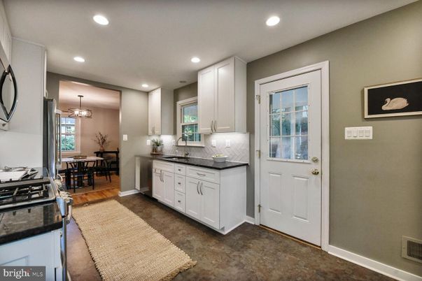 Chandelier, Dining room, Interior, Kitchen, Pendant Lights, Recessed Lighting, Wood Texture Flooring