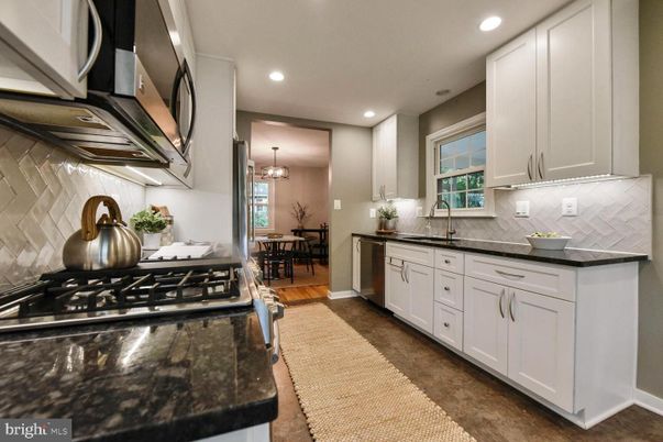 Chandelier, Dining room, Interior, Kitchen, Pendant Lights, Recessed Lighting, Stainless Steel Appliances, Wood Texture Flooring