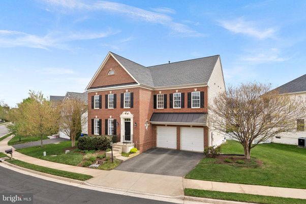 Attached, Exterior, Facade, Brick Facade, Georgian