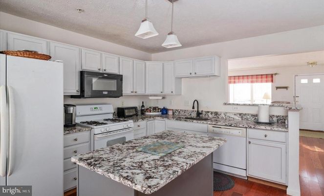 Interior, Kitchen, Pendant Lights, Wood Texture Flooring