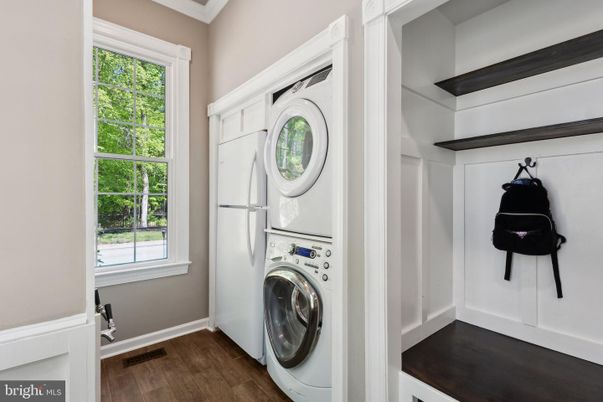 Interior, Utility Closets, Washer, Wood Texture Flooring