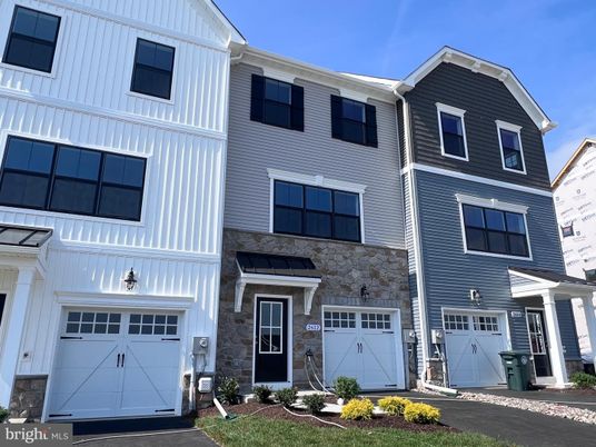 Attached, Exterior, Facade, Rowhouse