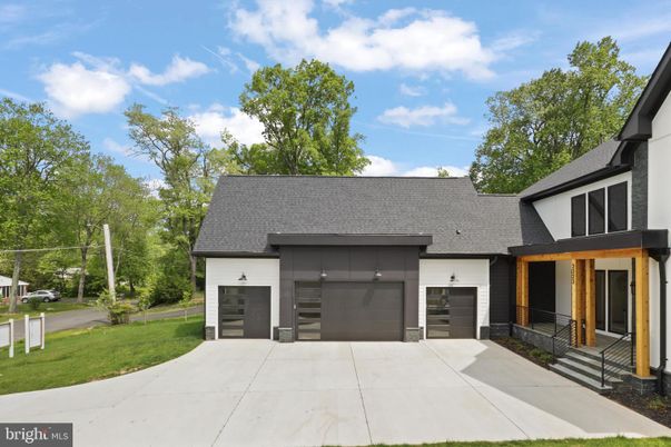 Attached, Exterior, Facade, Farmhouse
