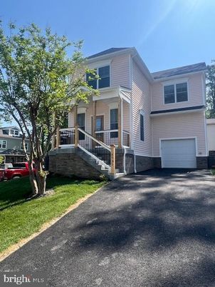 Attached, Exterior, Facade, Rowhouse