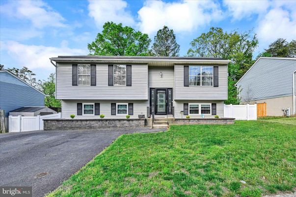 Exterior, Facade, Raised Ranch