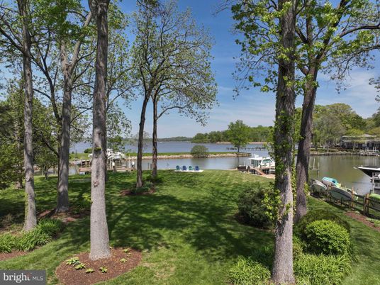 Exterior, Lake