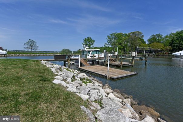 Exterior, Lake