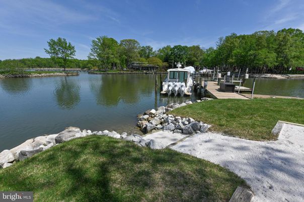 Exterior, Lake