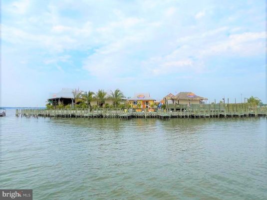 Exterior, Lake