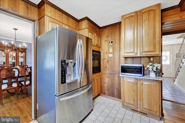 Chandelier, Dining room, Interior, Kitchen, Stainless Steel Appliances, Wood Texture Flooring