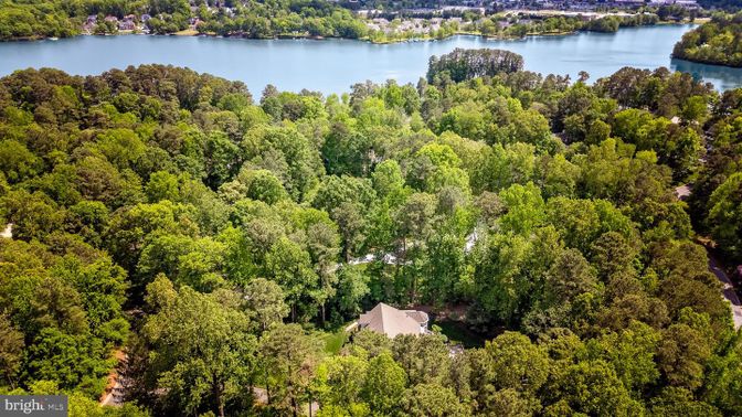 Exterior, Lake