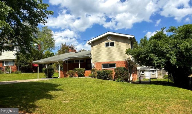 Exterior, Facade, Brick Facade, Split Level