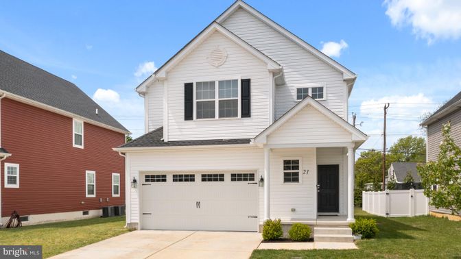 Attached, Exterior, Facade, Farmhouse