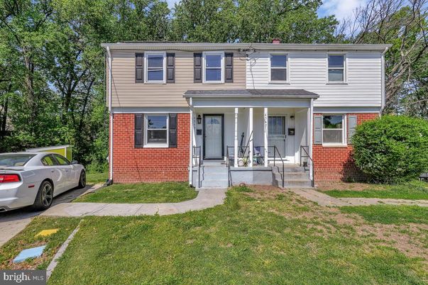 Exterior, Facade, Brick Facade, Raised Ranch