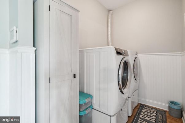 Interior, Utility Closets, Washer, Wood Texture Flooring