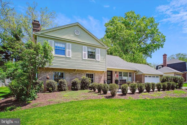 Attached, Exterior, Facade, Brick Facade, Split Level