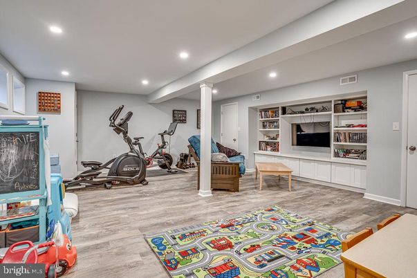 Fitness Equipment, Interior, Recessed Lighting, Wood Texture Flooring