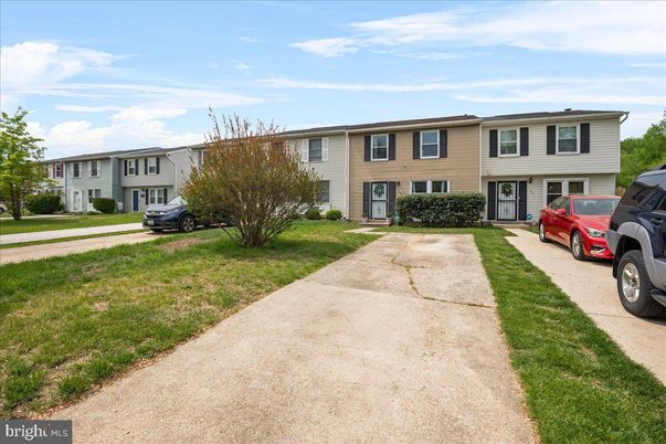 Exterior, Facade, Raised Ranch