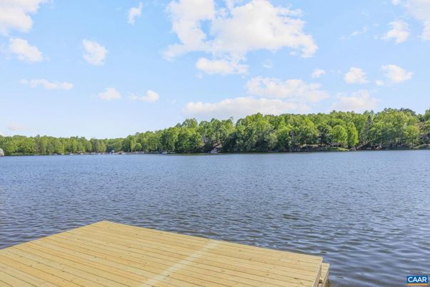Exterior, Lake