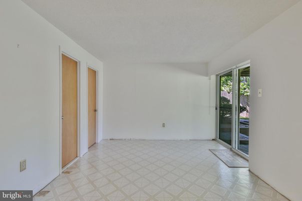 Empty room, Interior