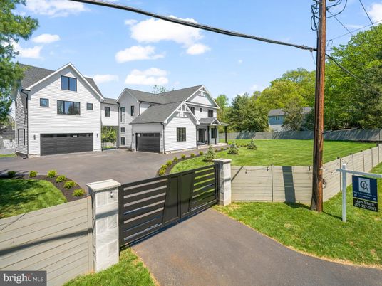 Attached, Exterior, Facade, Farmhouse