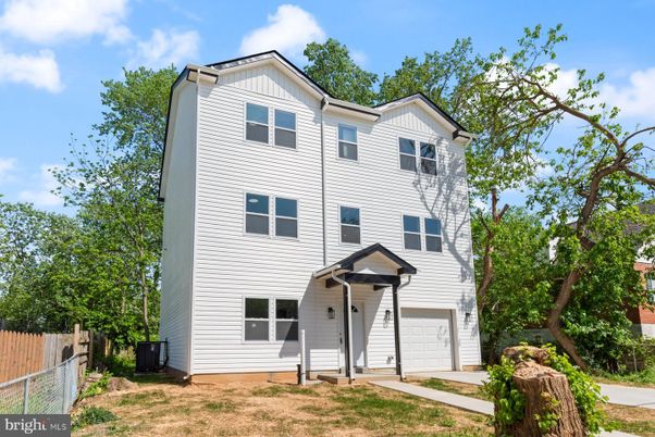 Attached, Exterior, Facade, Rowhouse