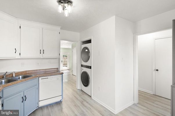 Interior, Kitchen, Washer, Wood Texture Flooring