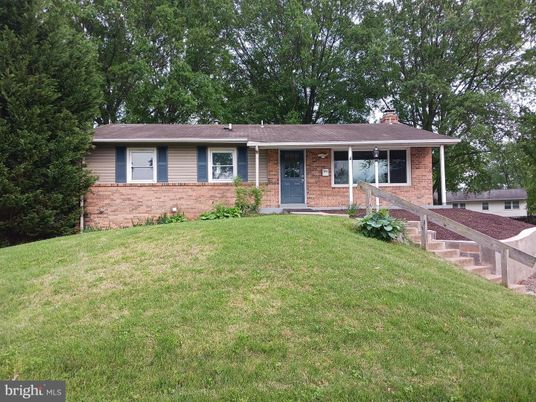 Exterior, Facade, Brick Facade, Ranch
