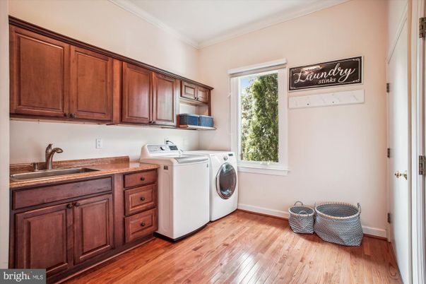 Interior, Washer, Wood Texture Flooring