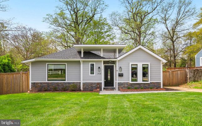 Exterior, Facade, Ranch