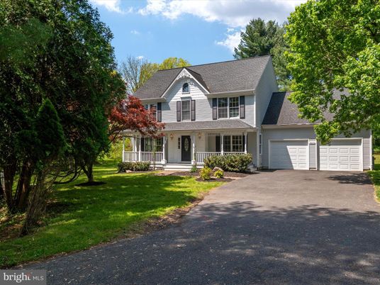 Attached, Exterior, Facade, Farmhouse