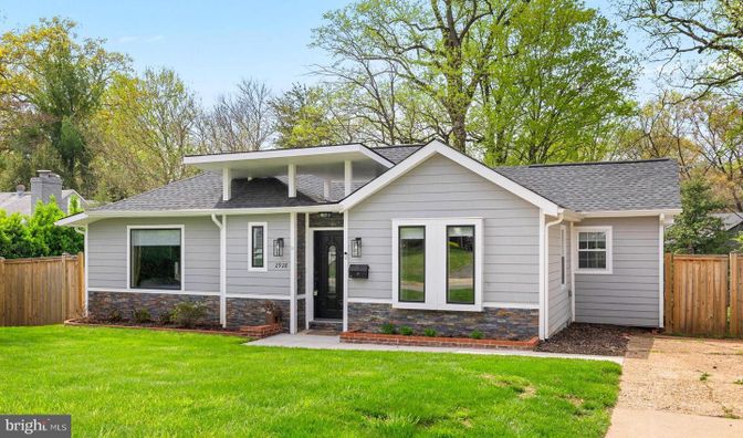 Exterior, Facade, Ranch