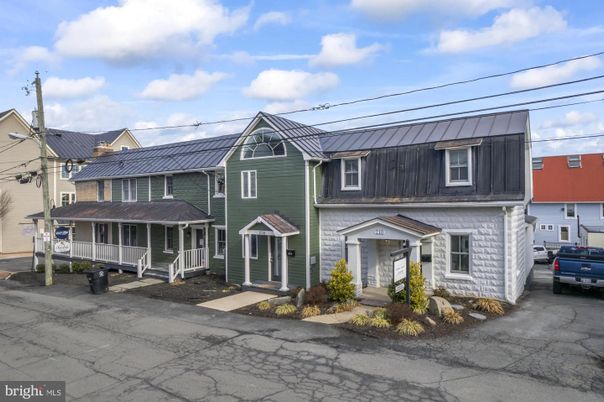 Exterior, Facade, Rowhouse