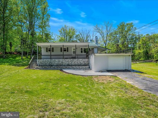 Attached, Backyard, Exterior, Facade, Split Level