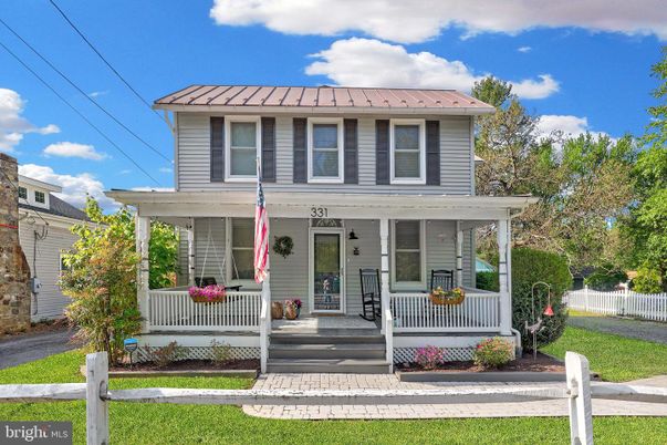 Exterior, Facade, American Foursquare