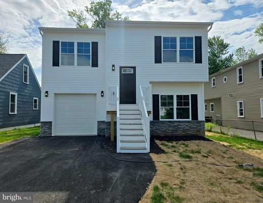 Attached, Exterior, Facade, Raised Ranch