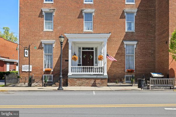 Exterior, Facade, Brick Facade, Rowhouse