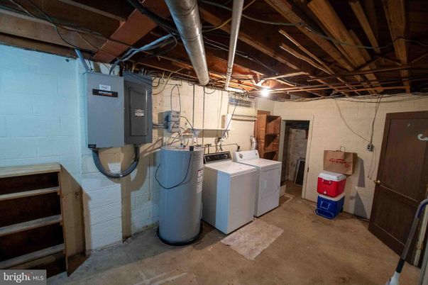 Interior, Washer, Wooden Beams