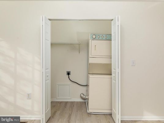 Interior, Utility Closets, Washer, Wood Texture Flooring