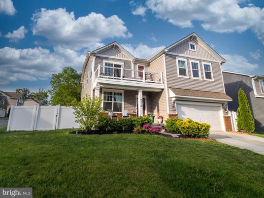 Attached, Exterior, Facade, Farmhouse